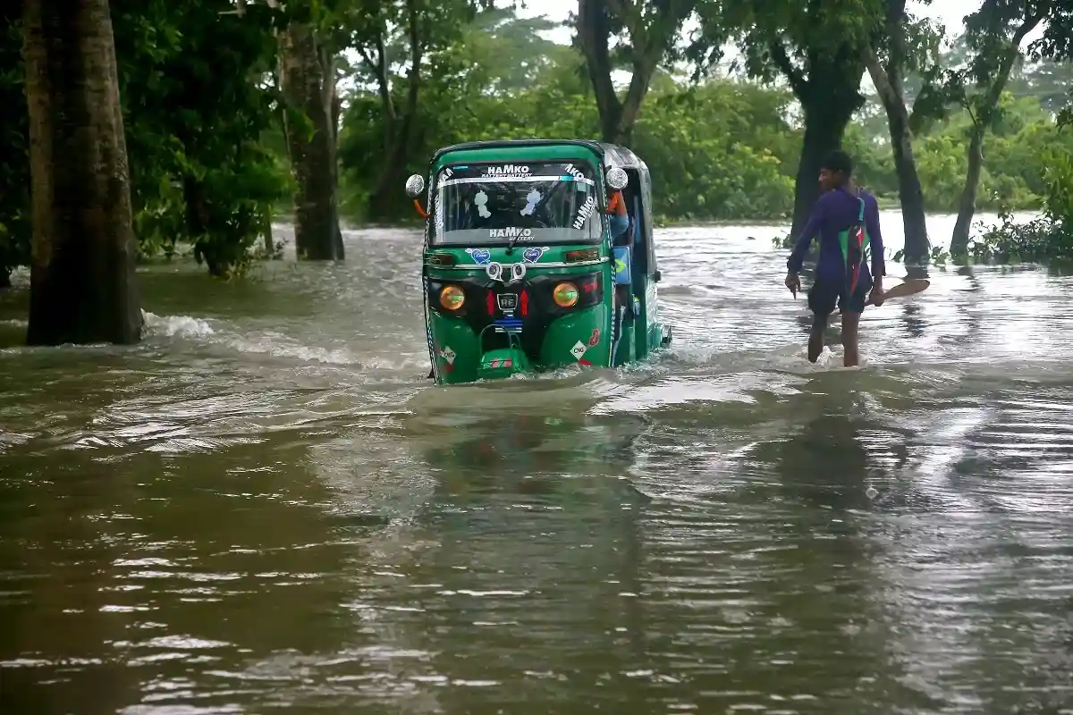 Наводнения унесли жизни 42 человек, миллионы застряли в Бангладеш и Индии