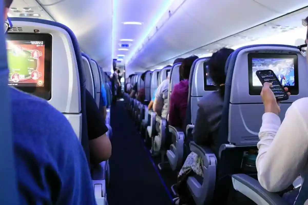 Некоторые самолеты обьорудованы маленькими экранами в сидениях. Они помогают пассажирам скоротать время полета за просмотром фильмов Фото: Orna Wachman / Pixabay.com