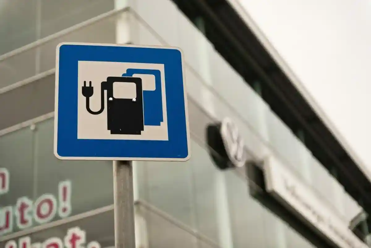 Проблемой зарядок для электромобилей занимается правительство Фото: Aleksejs Bocoks / aussiedlerbote.de