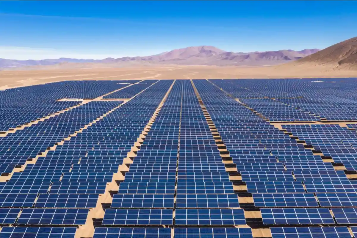 Солнечные батареи в пустыне Фото: abriendomundo / Shutterstock.com