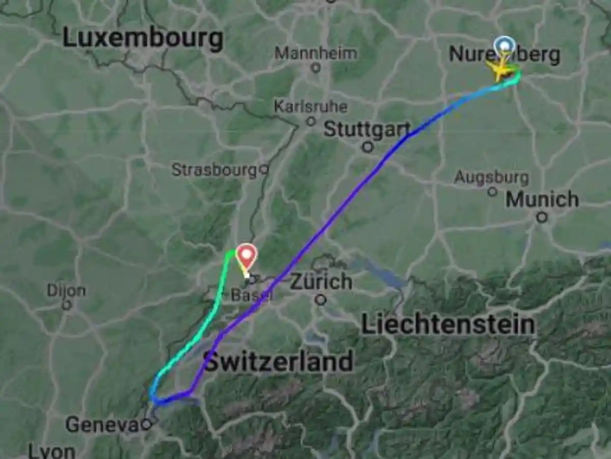 Записи с портала отслеживания полетов Flightradar24.de показывают, как машина Corendon сначала сделала петлю над Женевским озером, а затем направилась обратно в сторону Германии Фото: Flightradar24.com