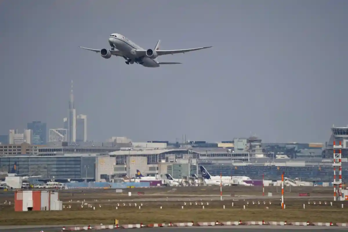 Аэропорт Франкфурта на пике пассажиропотока. Кадров не хватает. Фото: Jan Rosolino/Unsplash.com
