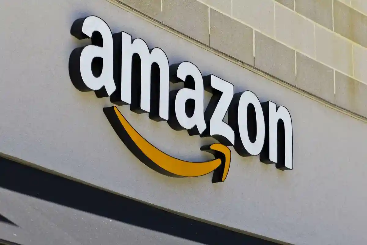 Amazon закрывает магазин Kindle, так как не выдерживает конкуренции с китайскими компаниями. Фото: SGM / shutterstock.com