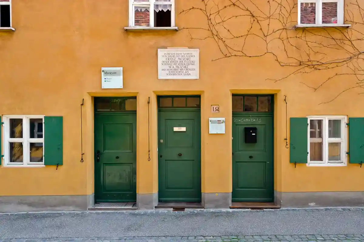 Дом №14 в квартале Фуггерай – на его стене установлена памятная доска, посвященная Францу Моцарту, прадеду великого композитора. Фото Massimo Santi