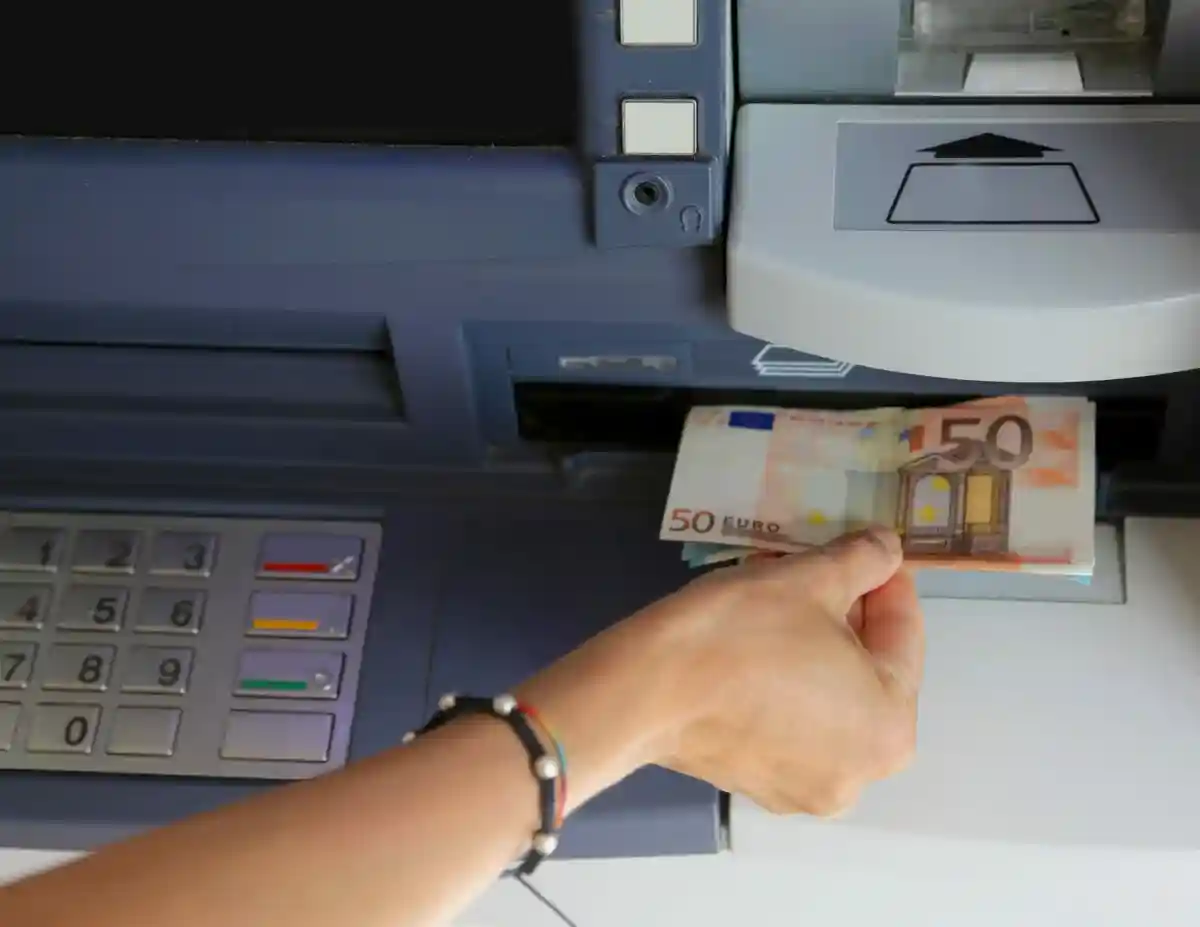 Большие комиссии: как частные банкоматы зарабатывают деньги? Фото: ChiccoDodiFC / shutterstock.com