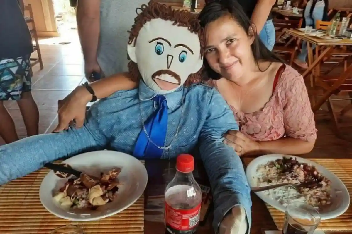Бразильянка вышла замуж за куклу