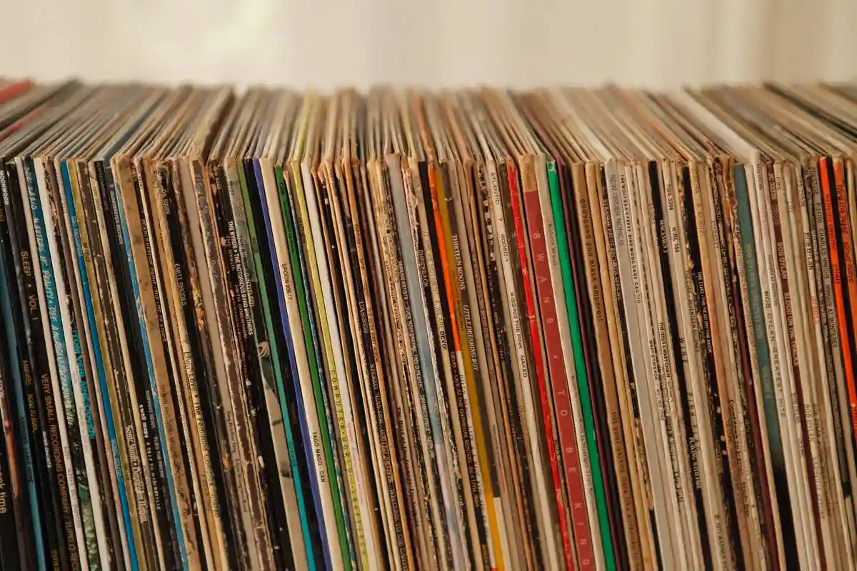 Коллекция раритетных виниловых пластинок в нынешнее время дорого оценивается. Фото: Eran Menashri / Unsplash.com