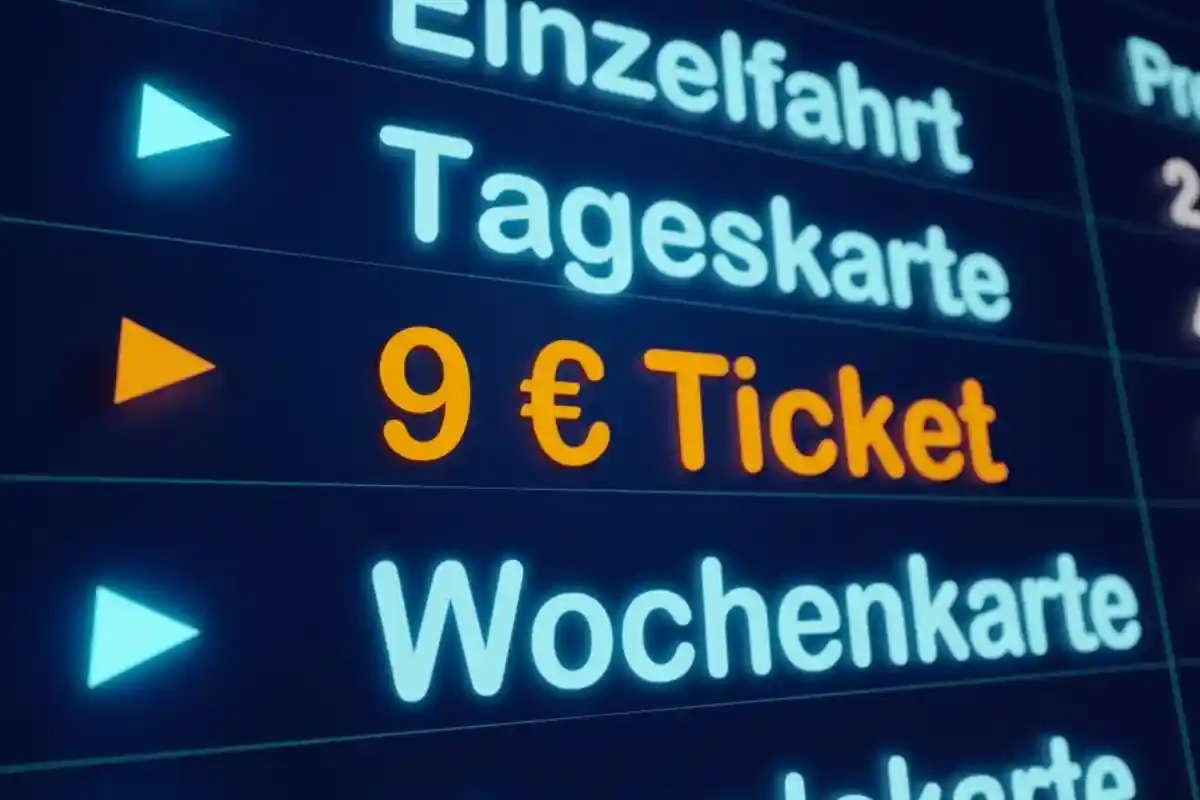 Бумажный билет за 9 евро нужно обязательно подтверждать удостоверением личности. Фото: Westlight / Shutterstock.com