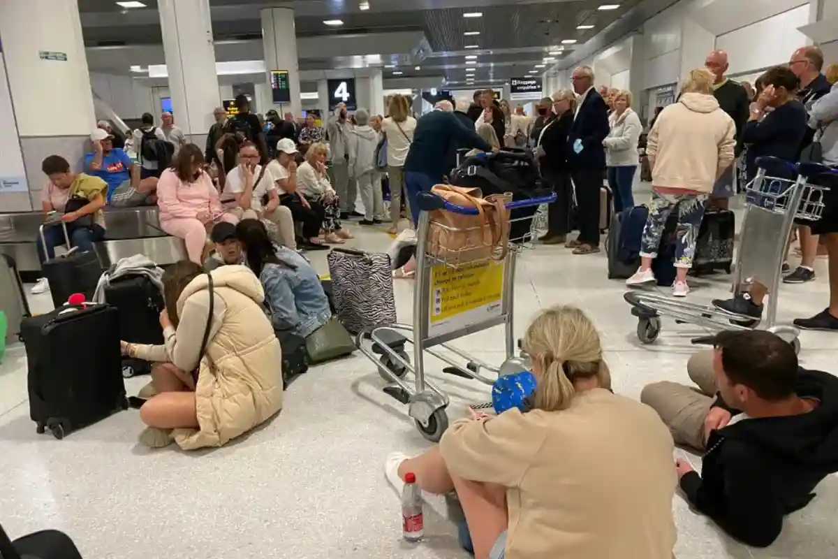 Хаос в аэропортах Европы: каким он был и что делать пассажирам
