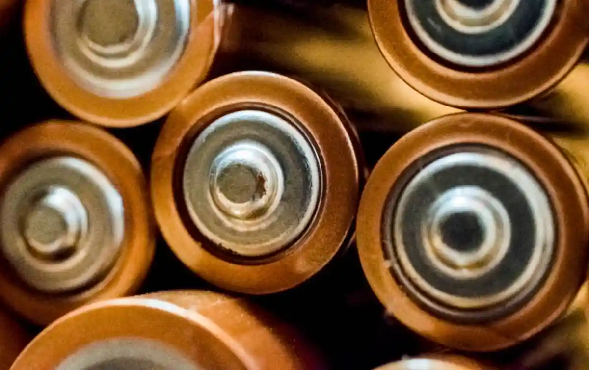 Что происходит с батарейками? Их направляют на переработку, где из них получают цинк и графит. Фото: Hilary Halliwell / pexels.com