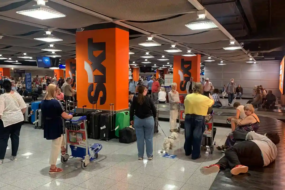 Что случилось с аэропортами в Германии: снова хаос и очереди