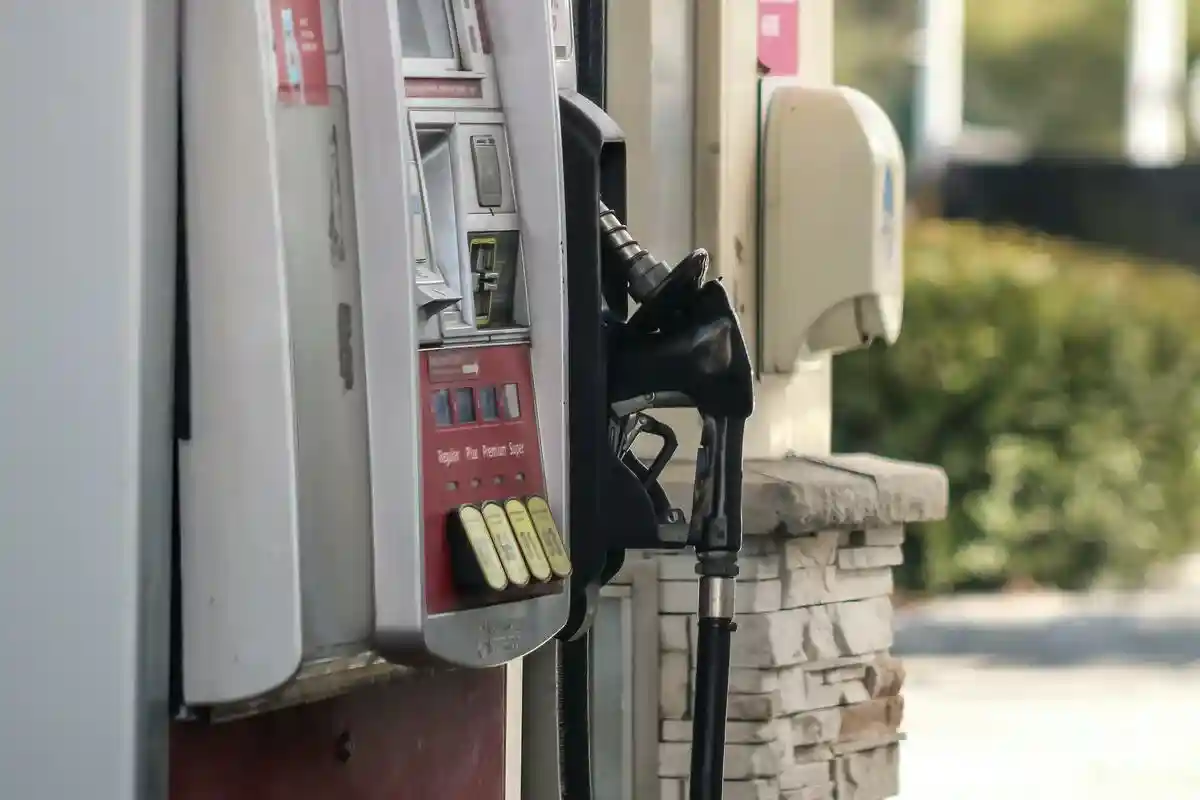 Скидка на бензин: провал или помощь? Фото: Dawn McDonald / Unsplash.com
