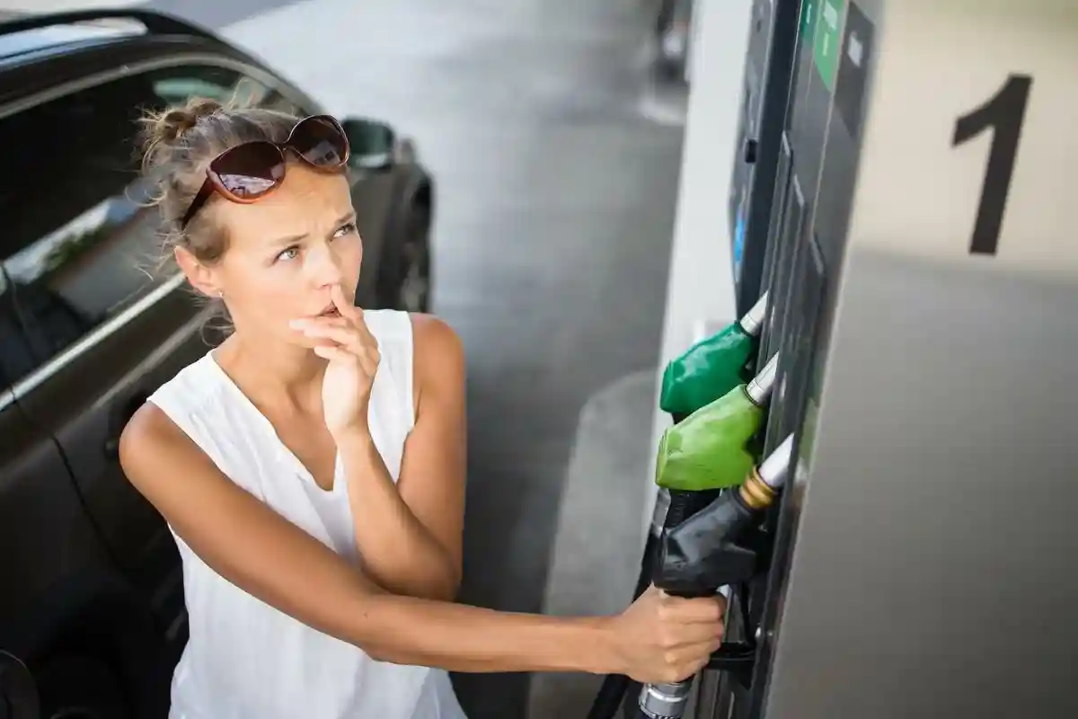 Дизтопливо и бензин продолжают дорожать, но вряд ли изменение антимонопольного законодательства поможет решить проблему. Фото: l i g h t p o e t / shutterstock.com