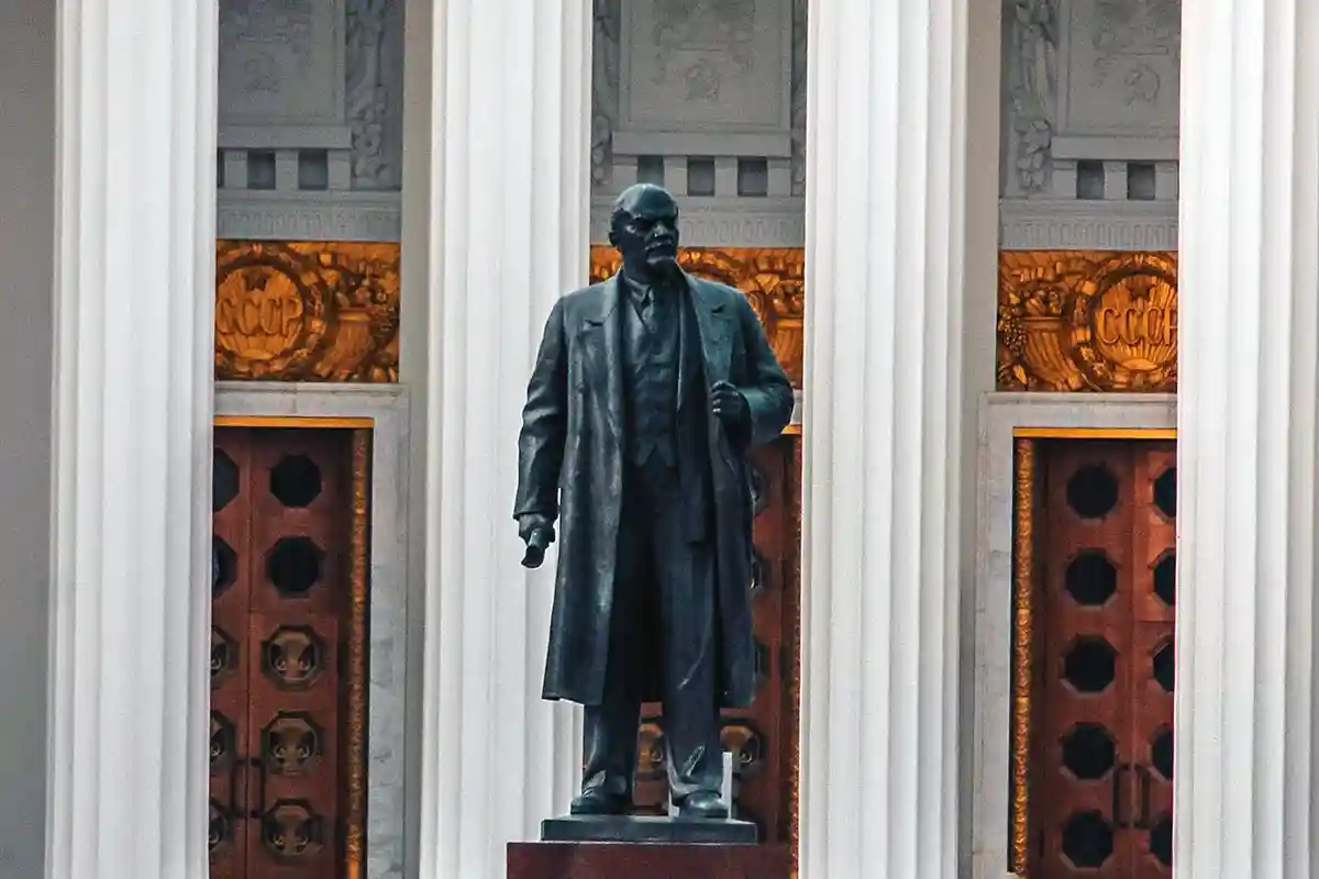 Дверь между Россией и Америкой захлопывается: памятник Ленину. Фото: unspash.com