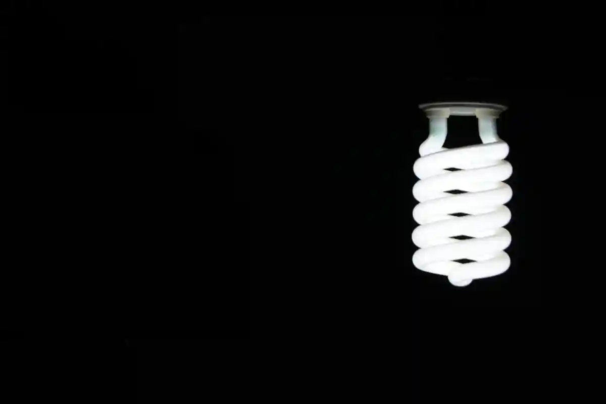 Выключение света, когда вы выходите из комнаты, может помочь сэкономить электроэнергию. Фото: Mohamed Khaled / Pexels.