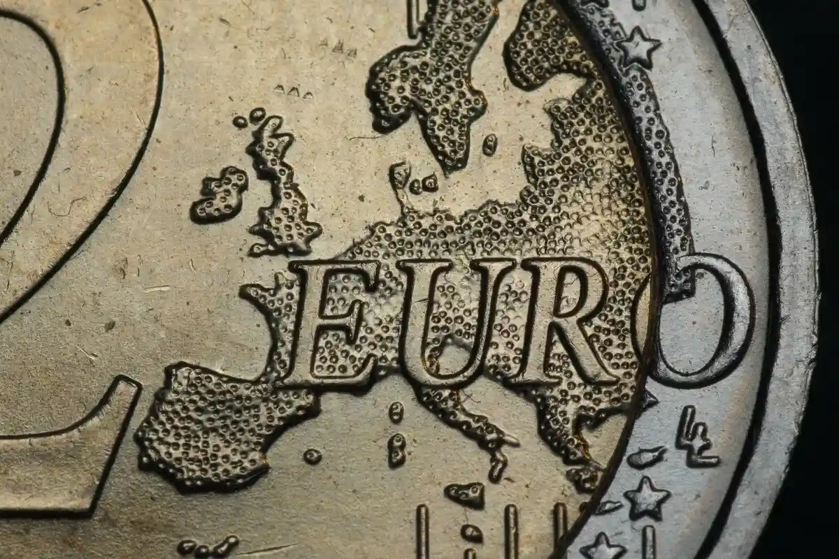 Евро сравняется