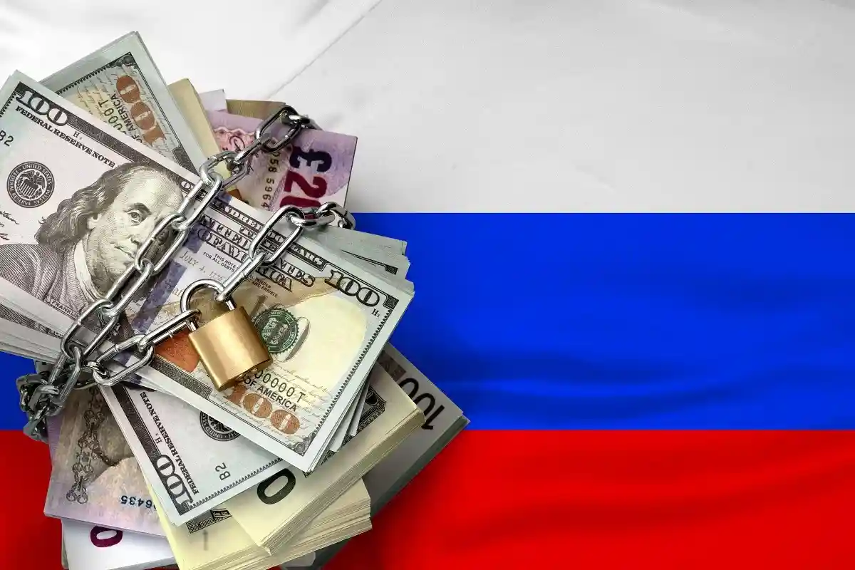 Россия не может рассчитаться в долларах из-за санкций. Фото: TSViPhoto / Shutterstock.com