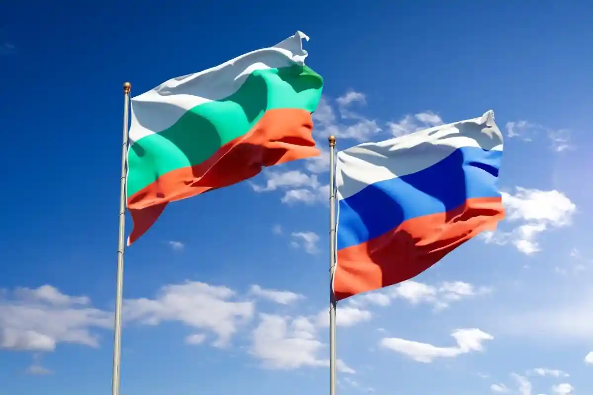 Болгария высылает 70 российских дипломатов. Фото: Leonid Altman / Shutterstock.com