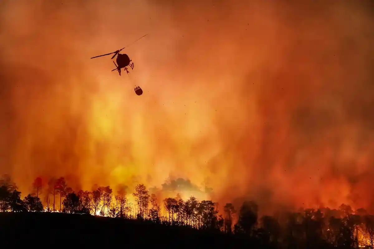 Пожарный вертолет бундесвера поддерживал тушение пожара с воздуха.
