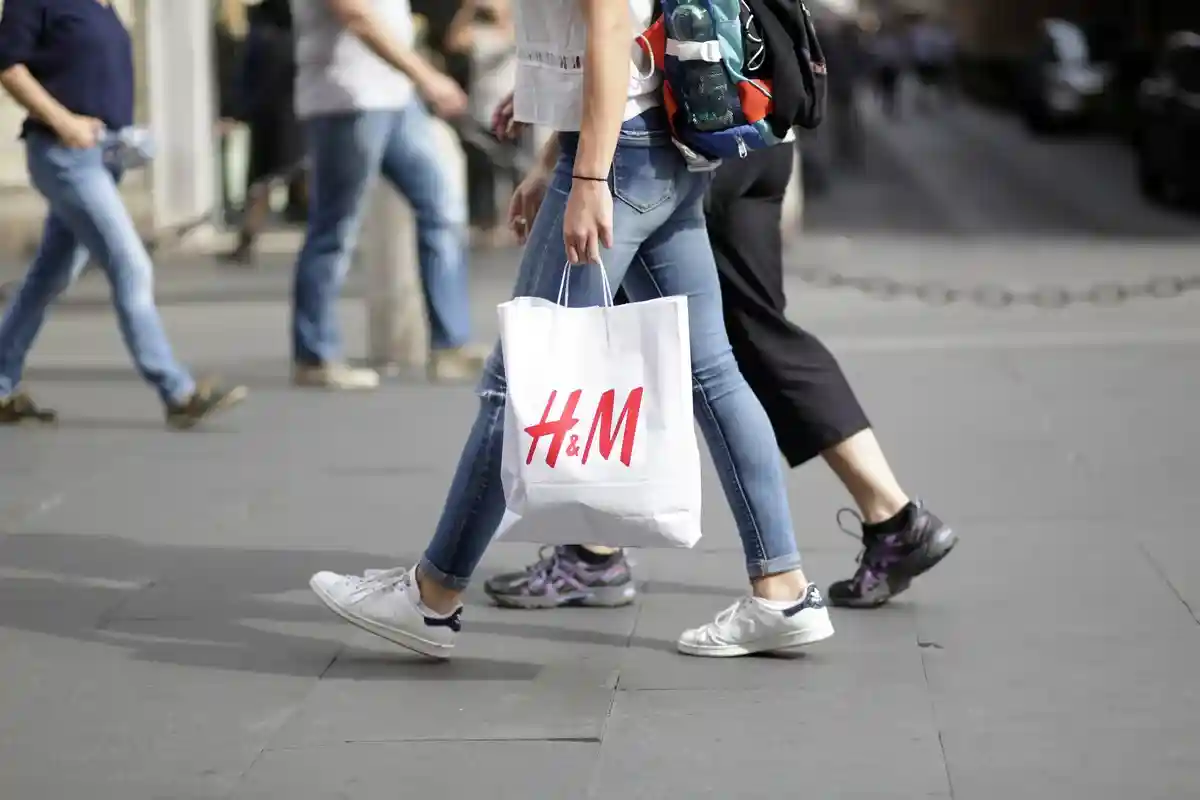 Покупатели H&M. Фото: Sara Sette / shutterstock.com