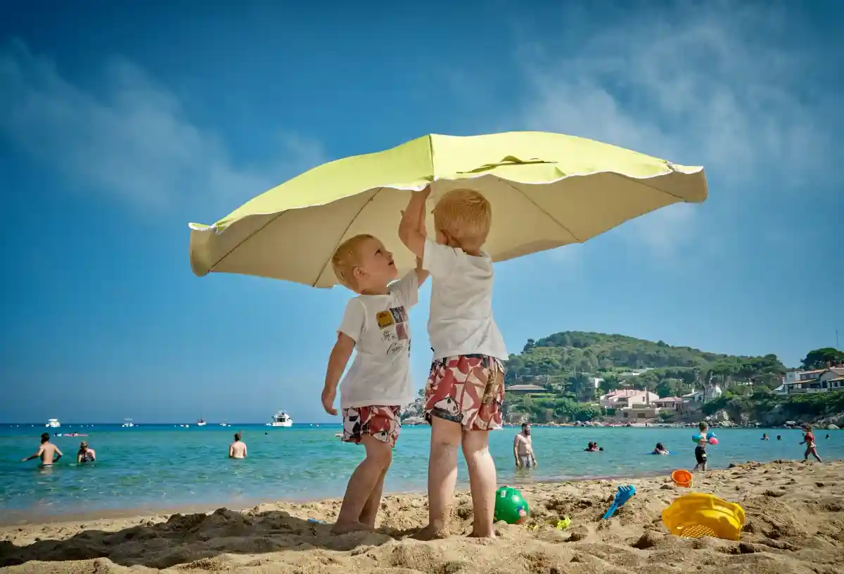 Как уберечь детей от жары: используйте зонтики от солнца. Фото: Vidar Nordli-Mathisen / Unsplash.com