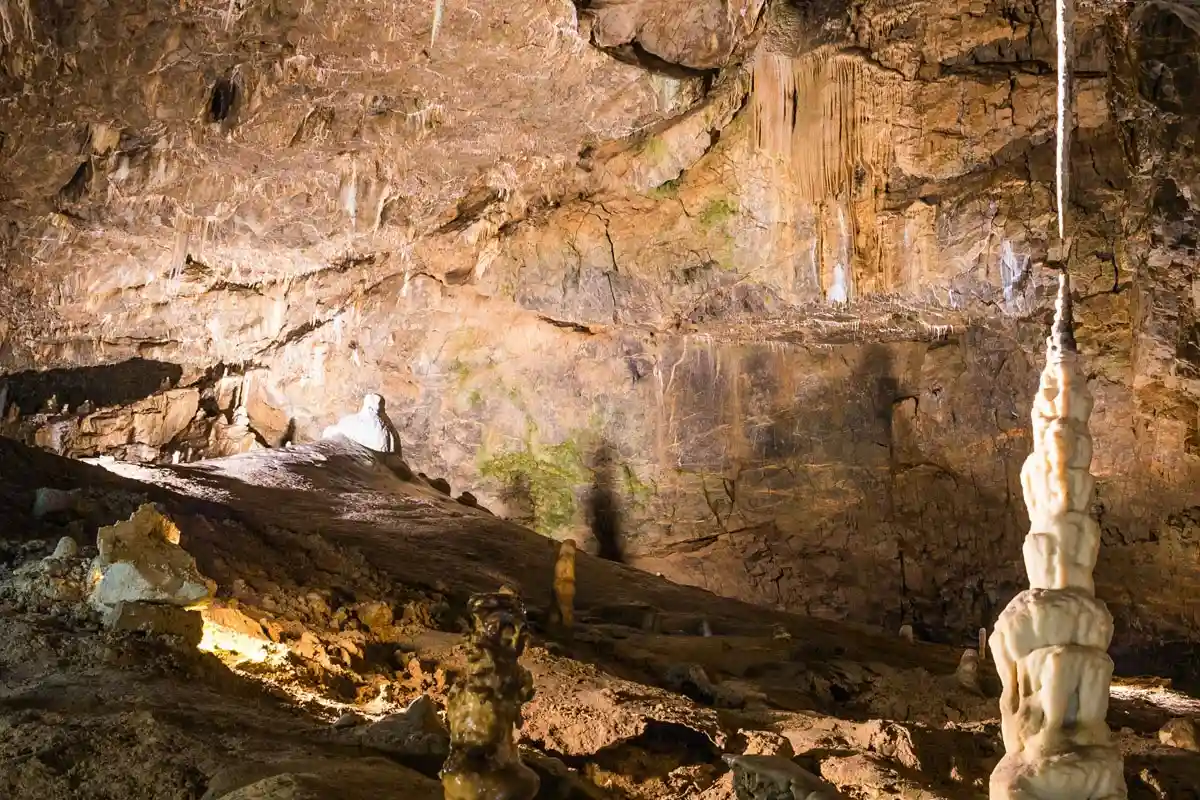 Карстовая воронка образуется при обвале подземной пещеры. Фото: Karol Czinege / Pexels.com
