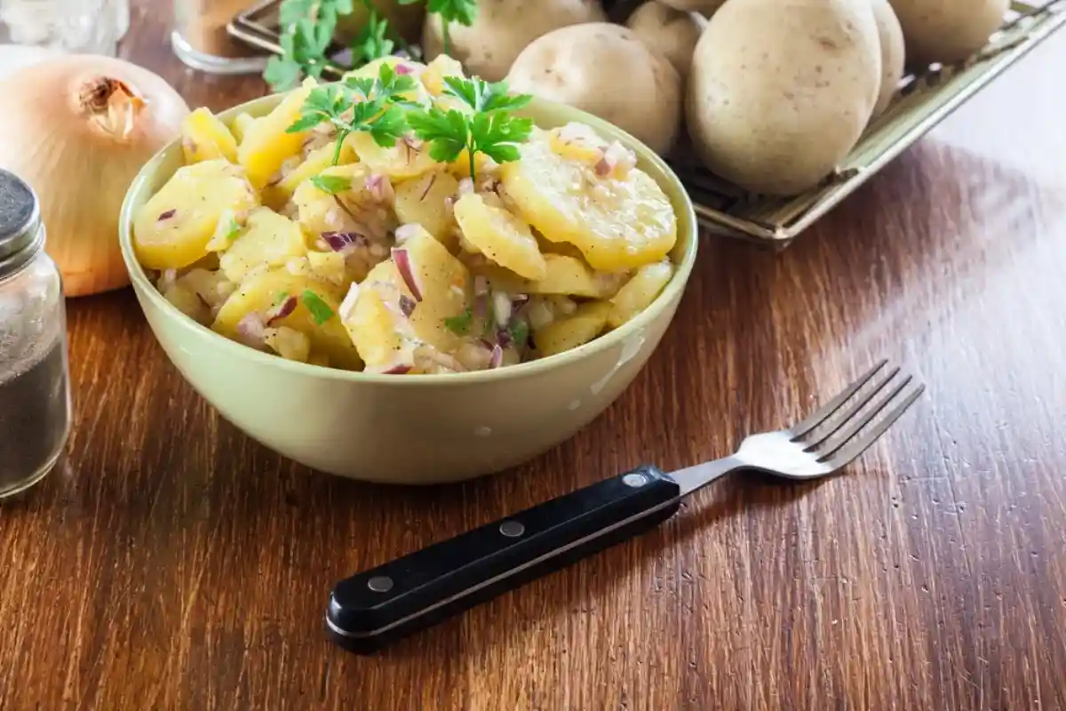 Немецкий картофельный салат хорошо тем, что ингредиенты можно менять по своему вкусу. Фото: Slawomir Fajer / Shutterstock.com