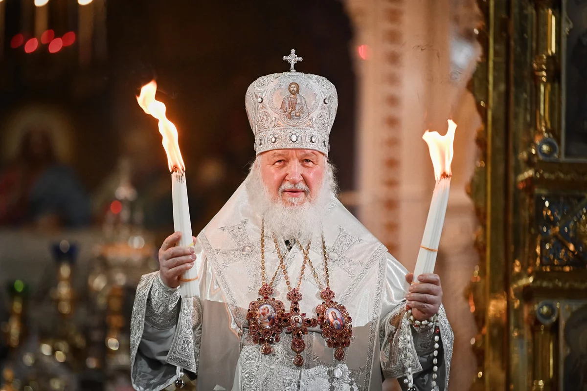 «Работают законы физики»: патриарх Кирилл упал во время богослужения
