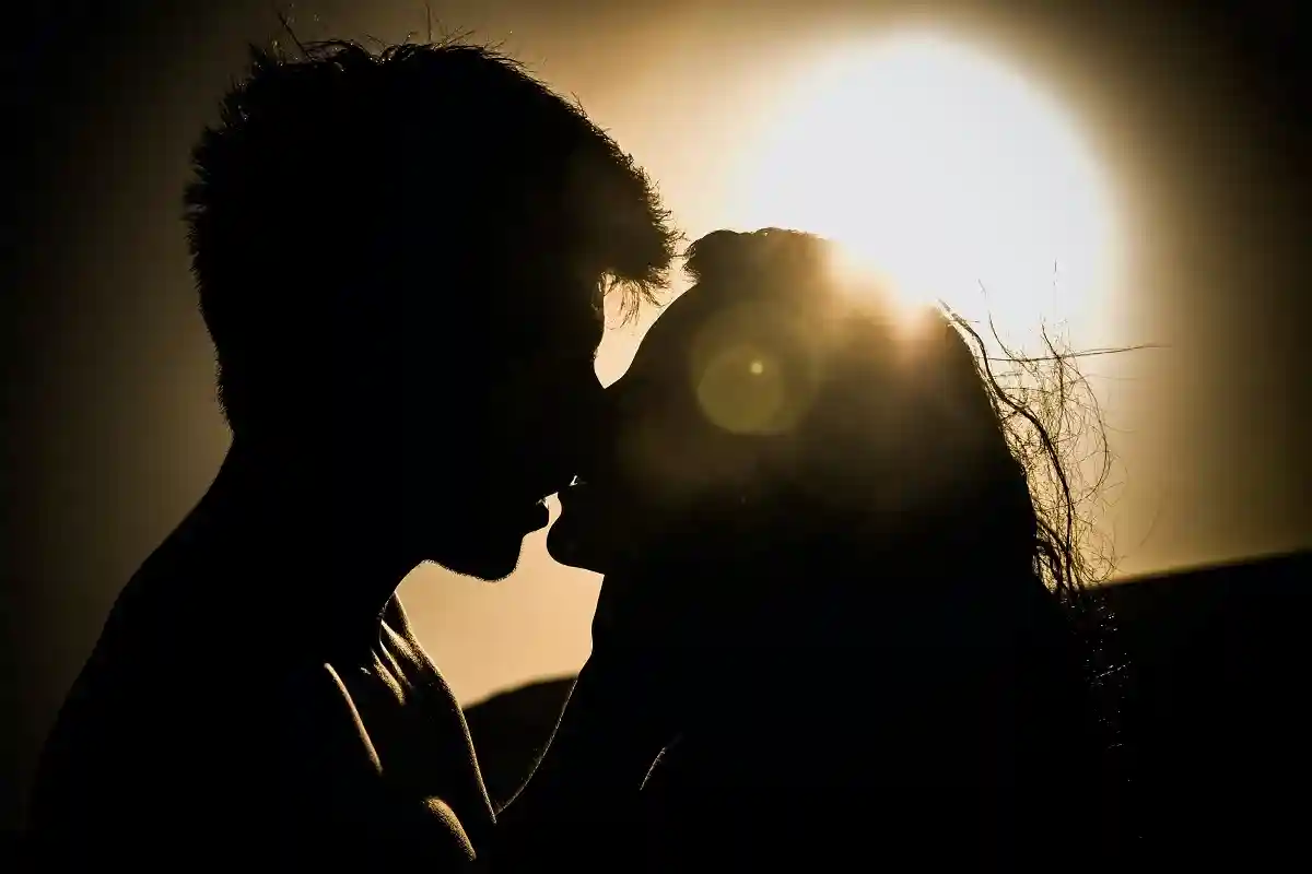 Исследование: поцелуи могут вызвать опасную инфекцию ЖКТ