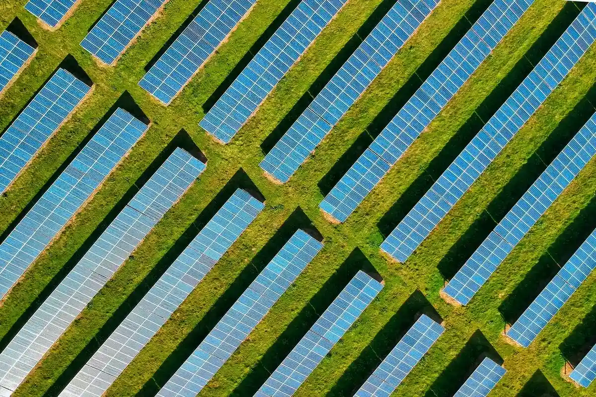 Китай знает и испытывает технологию, которая может передавать солнечную энергию из космоса на Землю. Фото: Red Zeppelin / unsplash.com