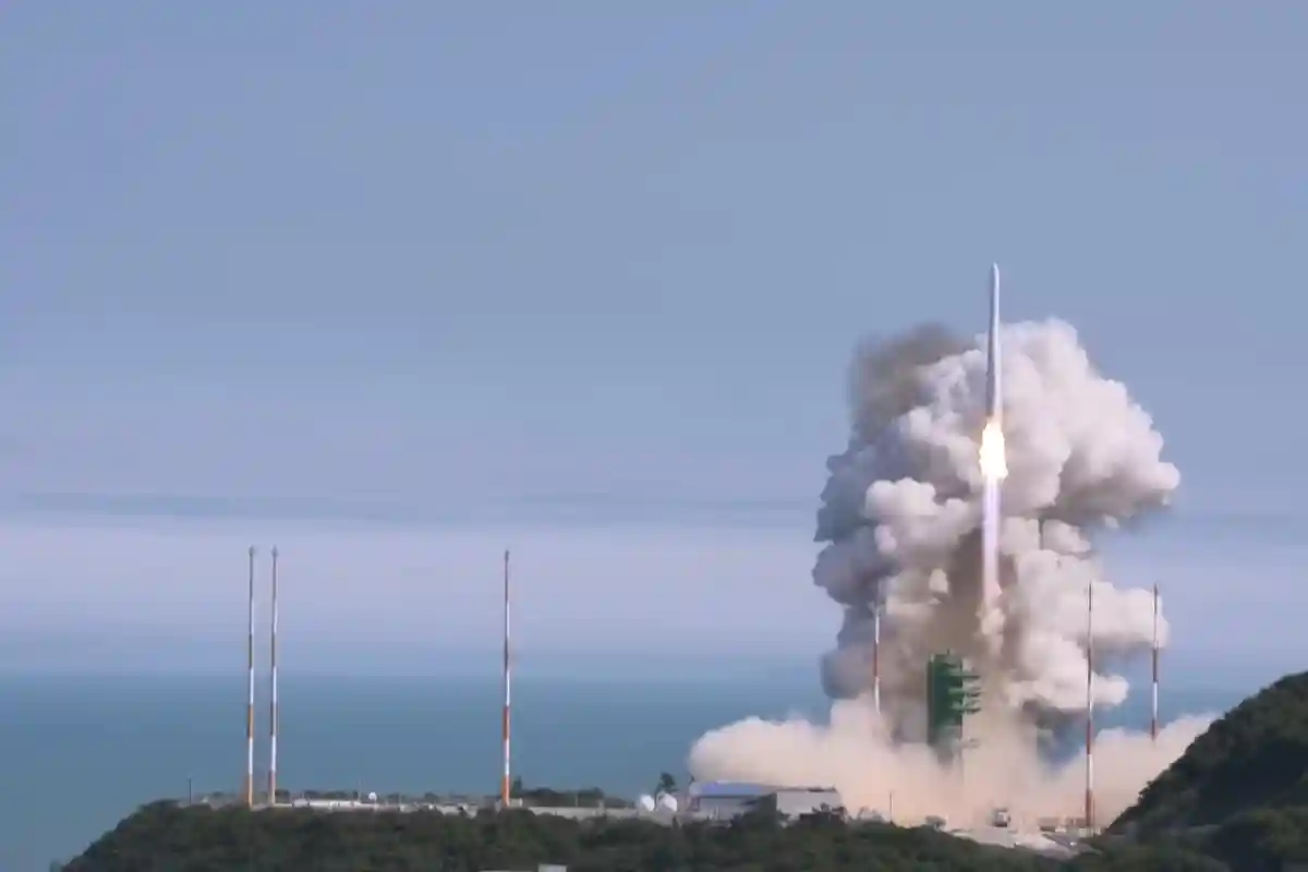 Южная Корея впервые запустила собственную космическую ракету