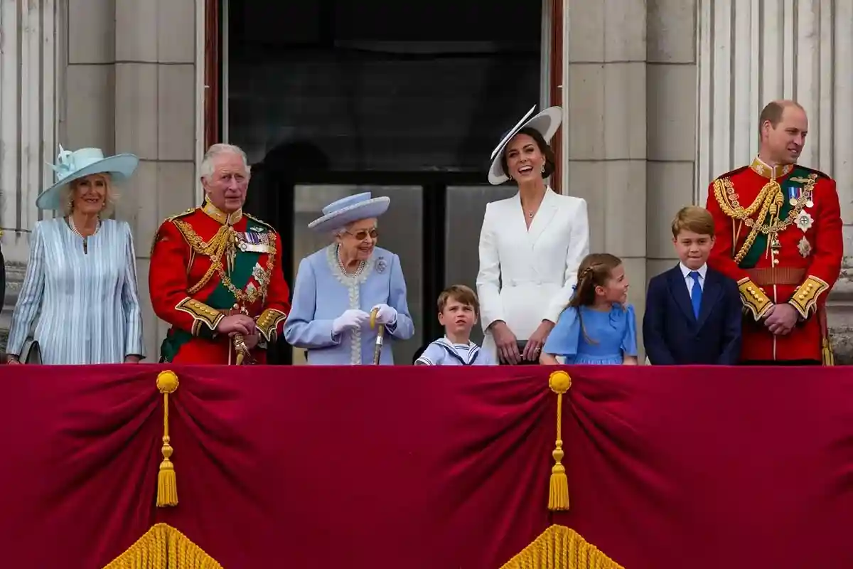 Королева Елизавета II с семьей на праздновании 70 летия пребывания на престоле. Фото: Alastair Grant