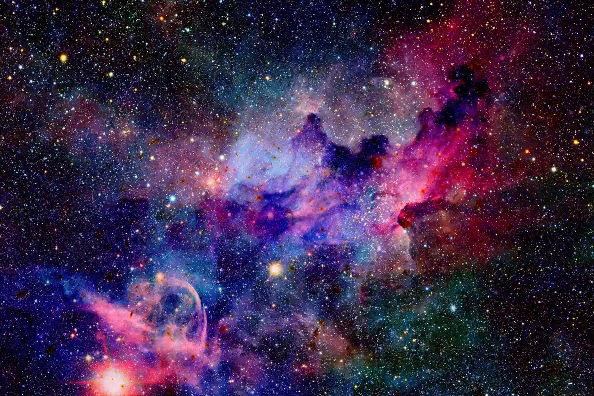  Если повезет, он покажет, как выглядела Вселенная всего через несколько сотен миллионов лет после Большого взрыва. Фото: NASA images / shutterstock.com