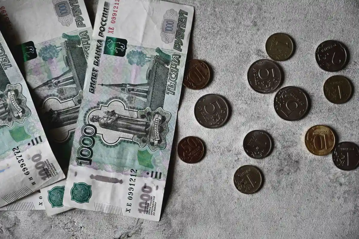 Министерство экономического развития прогнозирует, что российская валюта начнет расти в июне. Фото: Anna Tis / pexels.com