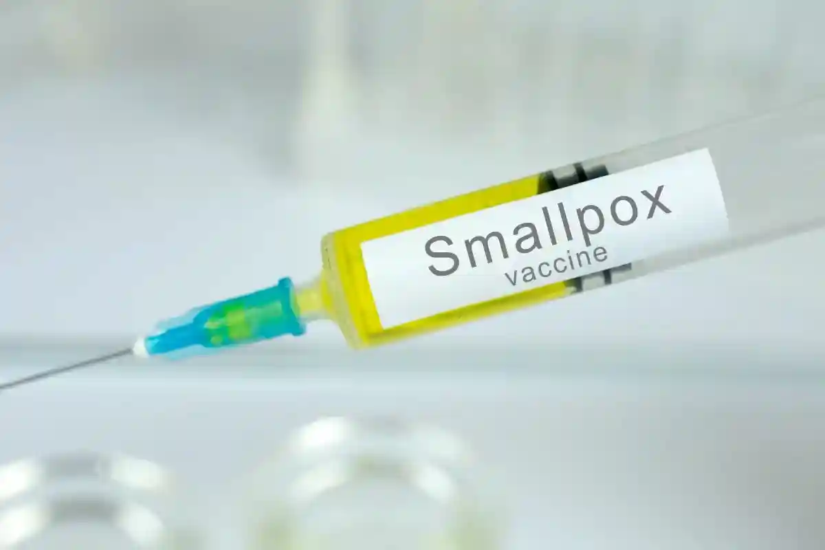 Вакцина от натуральной оспы поможет. Фото: OneSideProFoto / shutterstock.com