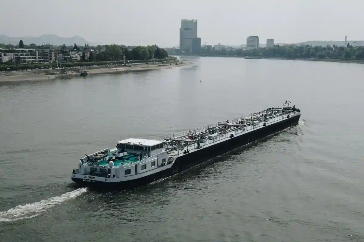 Круизный лайнер встал на Рейне