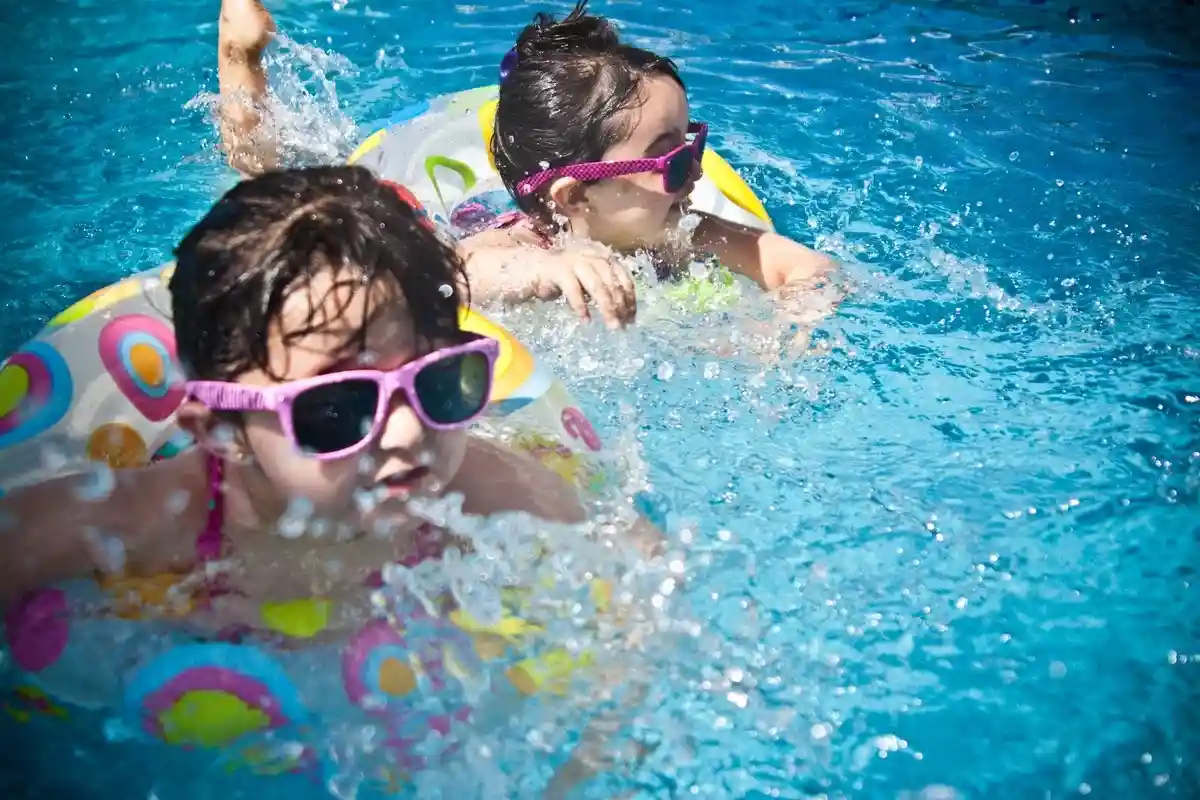 Дети в бассейне. Фото: Juan Salamanca / pexels.com
