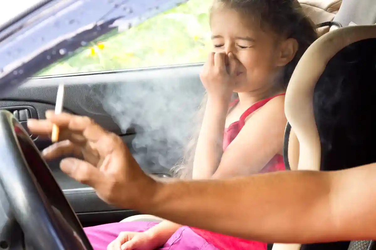 Курение в машине, возможно, запретят: из-за него страдают дети. Фото: Zabavna / shutterstock.com