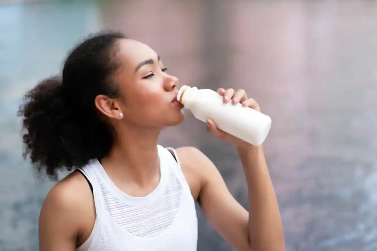 Лайфхаки для тренировок на жаре: вместо воды пейте холодное молоко. Фото: NaruFoto / shutterstock.com