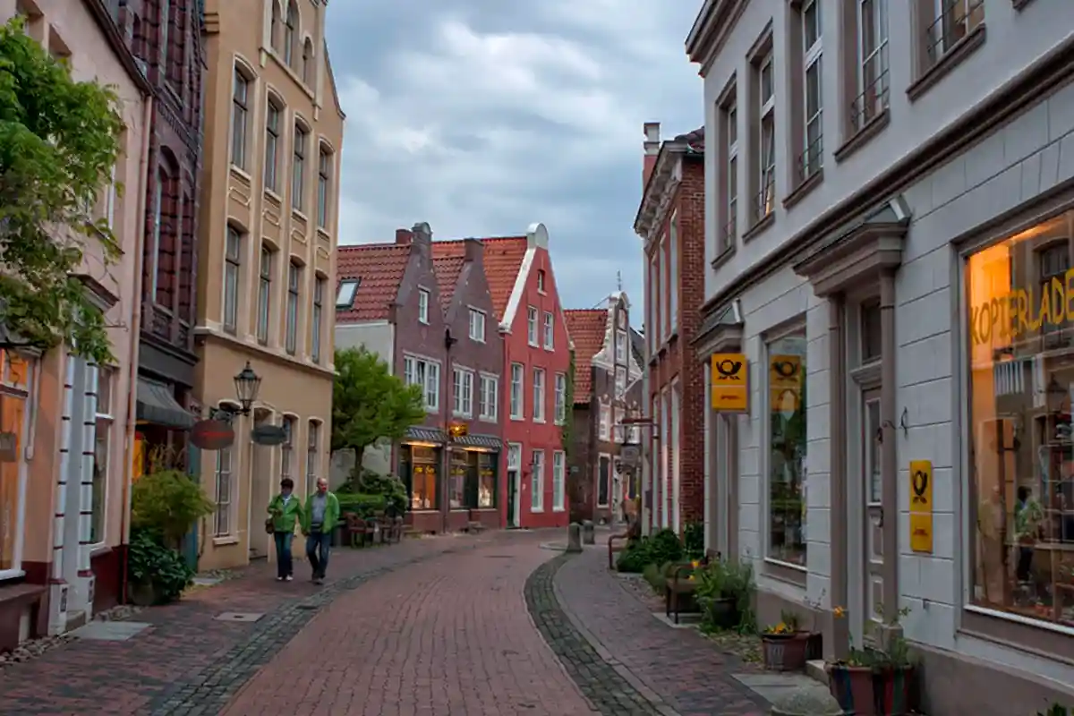 Он принадлежит к самым интересным в Восточной Фрисландии. Более 200 домов представляют собой историческую и культурную ценность. Фото Alexvess