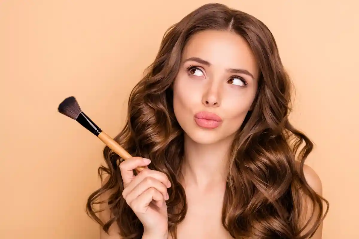 Ошибки макияжа в жару: от чего отказаться. Фото: Roman Samborskyi / Shutterstock.com