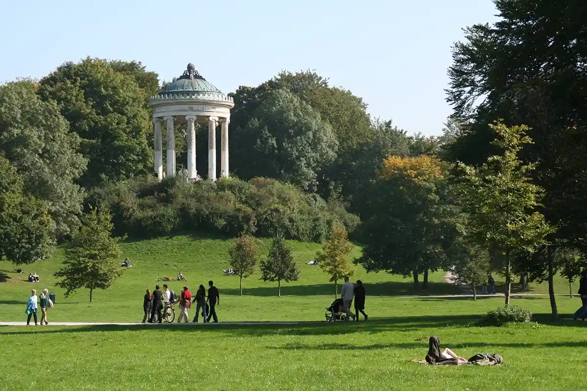 В Английском парке находится фонтан Бехштейна, на который в свое время потратили 15000 золотых марок, колоссальную сумму по меркам того времени. Одним из спонсоров стал кайзер Вильгельм II. Фото Wikimedia