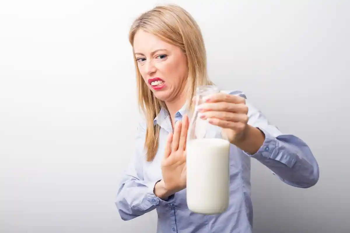 10 причин перестать пить коровье молоко. Фото: Kaspars Grinvalds / Shutterstock.com