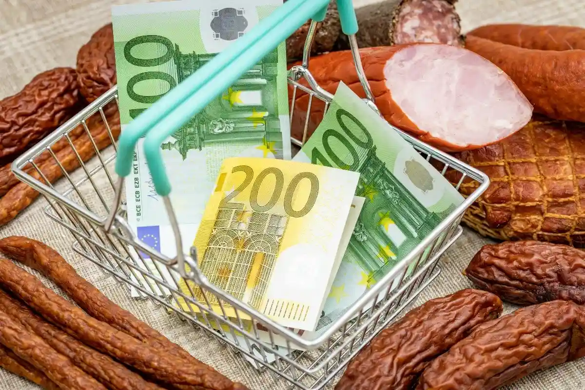 Общее потребление мяса в Германии падает из-за высоких цен. В среднем ежедневные продажи были почти на 10% ниже в январе и более чем на 18% в марте 2022 года. Фото: Andrzej Rostek / Shutterstock.com