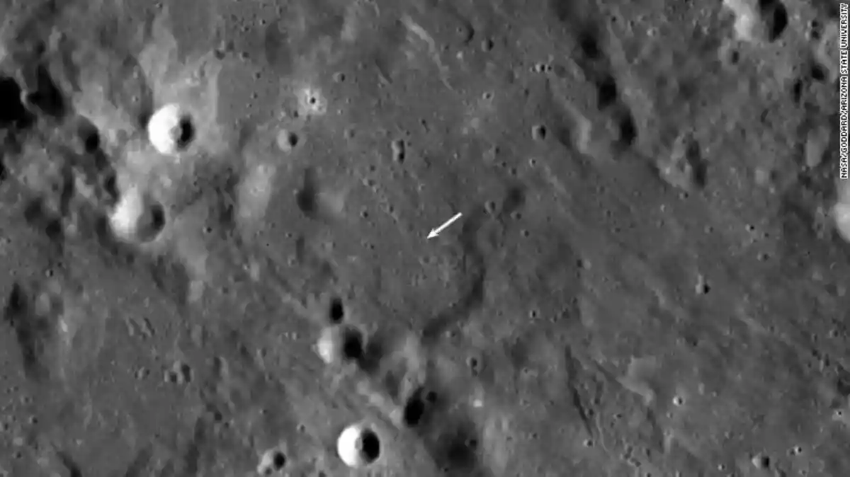 На Луне обнаружен двойной кратер. Фото: NASA