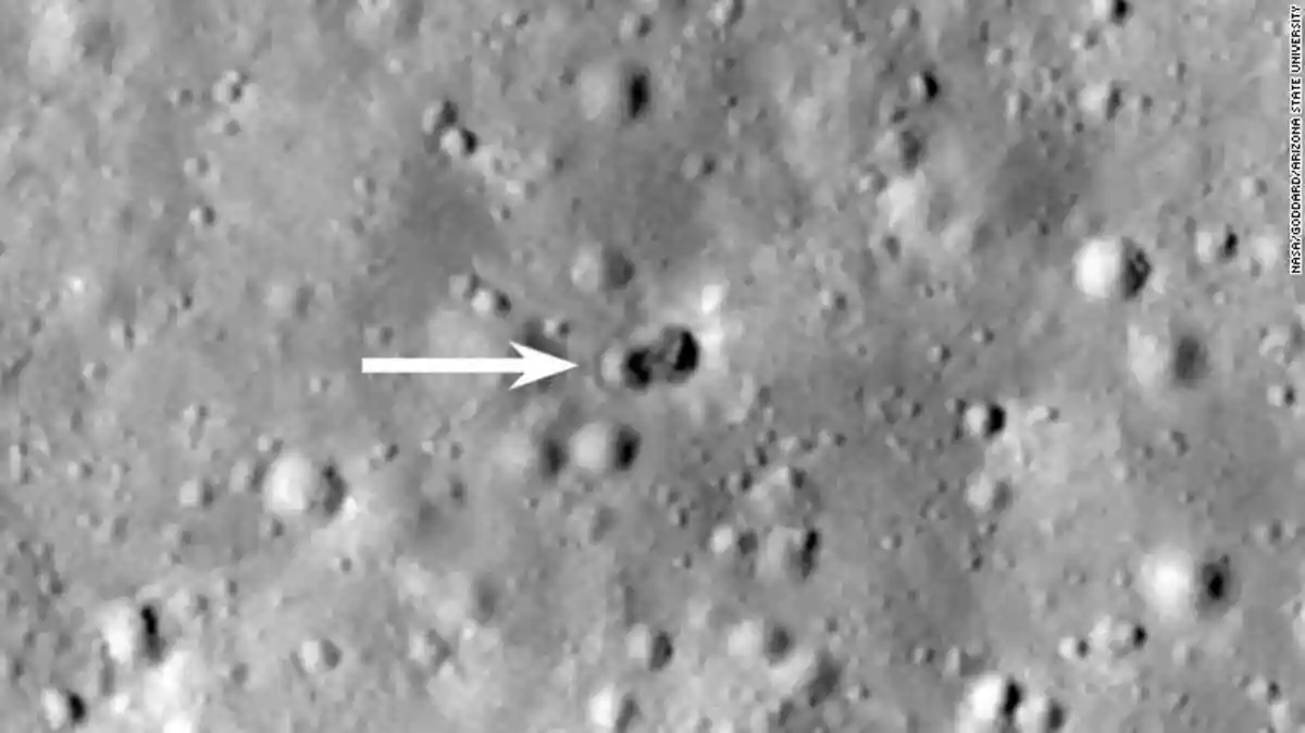 На Луне обнаружен двойной кратер. Фото: NASA