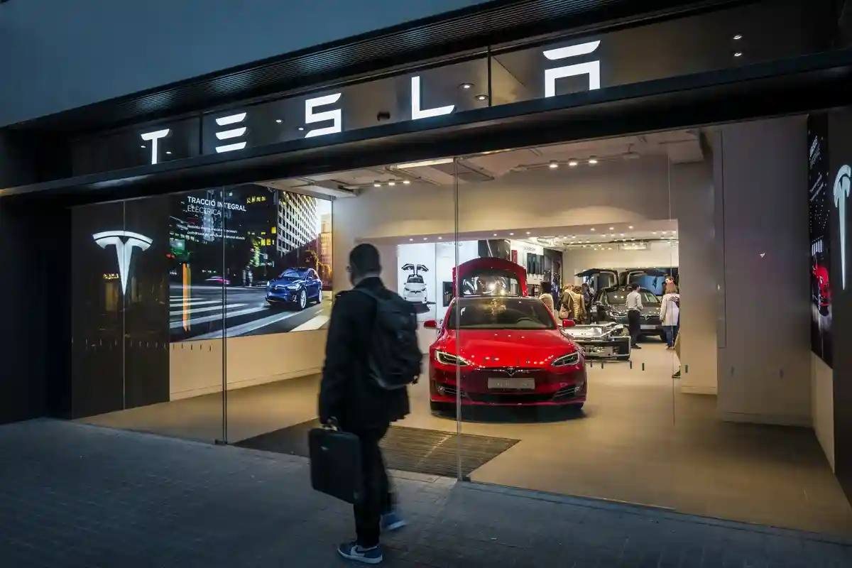 Не время для рекордов Tesla: выпуск автомобилей падает