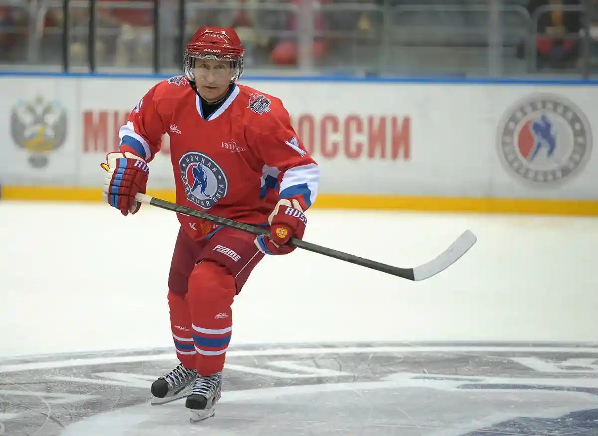 Владимир Путин играет в хоккей. Фото: kremlin.ru