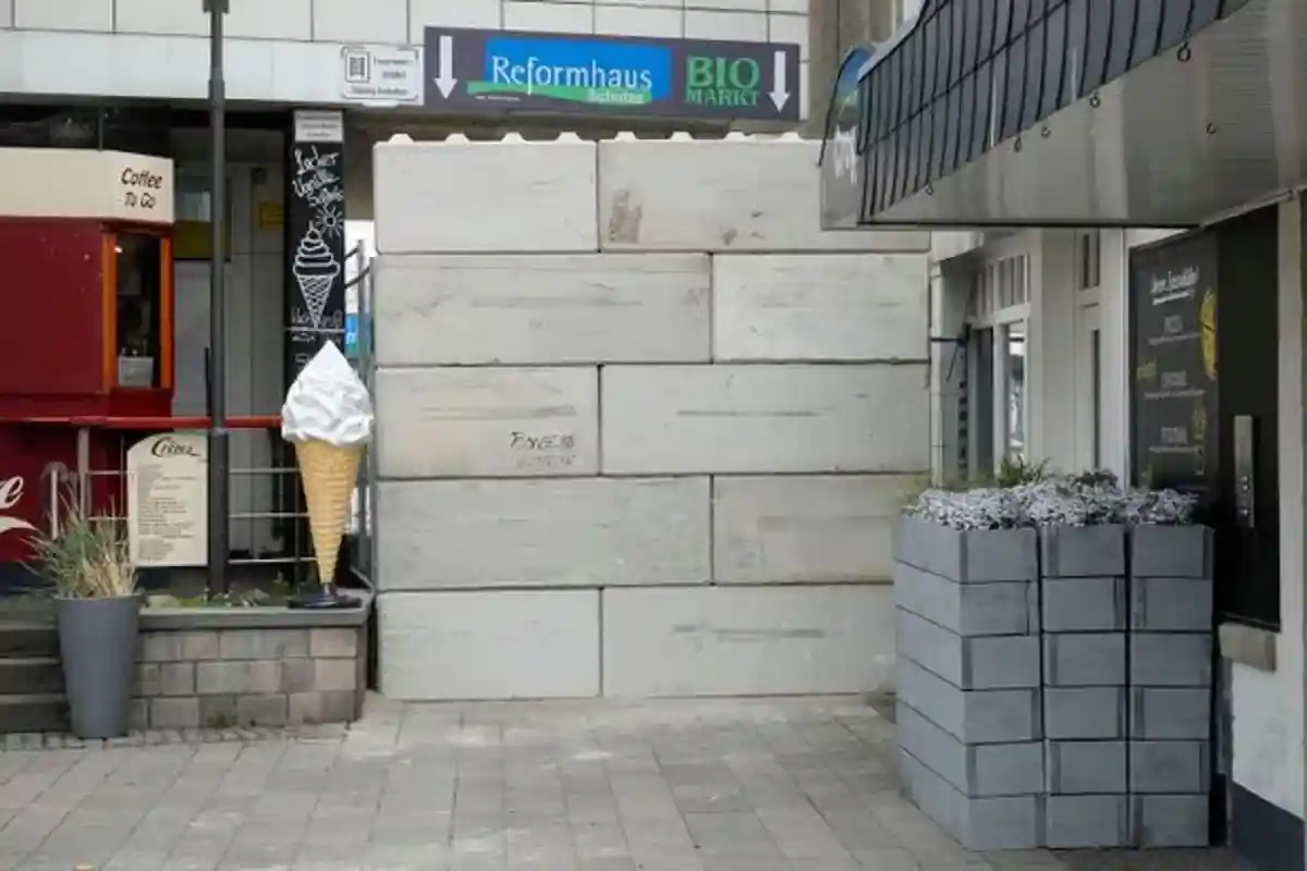 Новые меры против панков на Зюльте. Ранее мэр Николас Хеккель установил против панков бетонные блоки. Фото: @ClaasGefroi / twitter.com