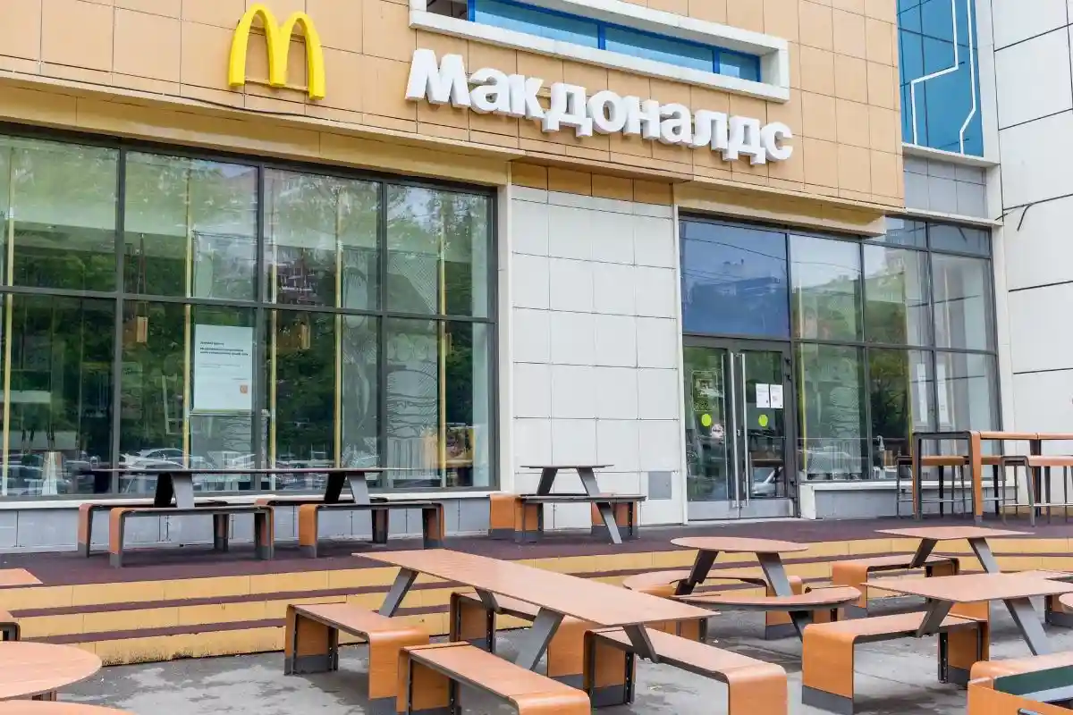 Новый логотип Макдональдс в России